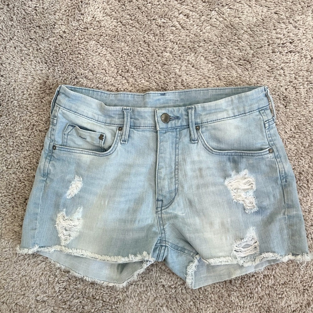 39-H & M light wash distressed denim shorts 6 - Picture 5 of 8